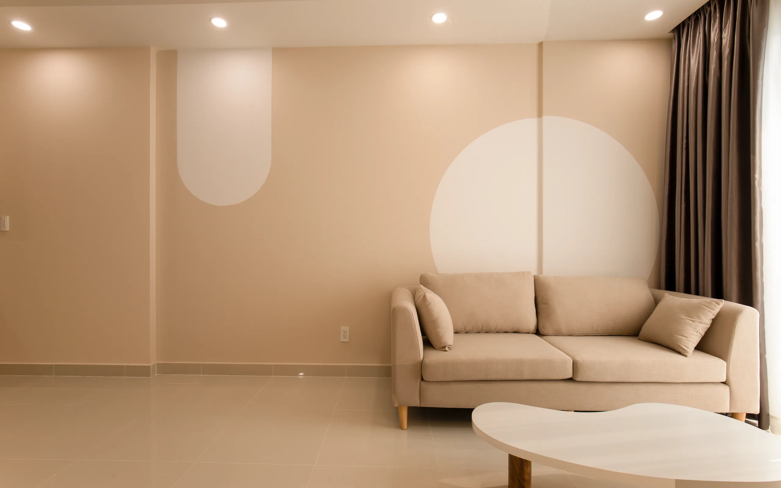 Salon aux murs prune, fauteuil chiné et lumière naturelle